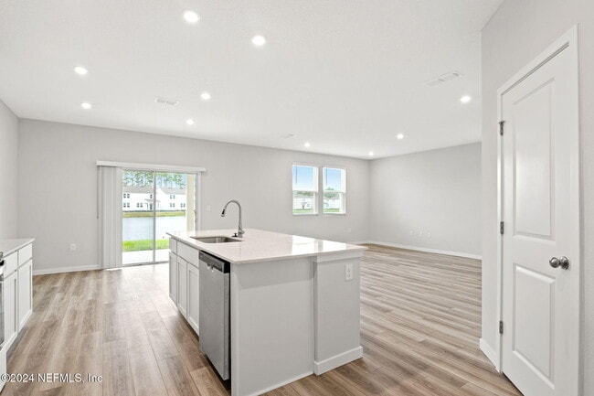 Building Photo - 14726 Cashew Ave