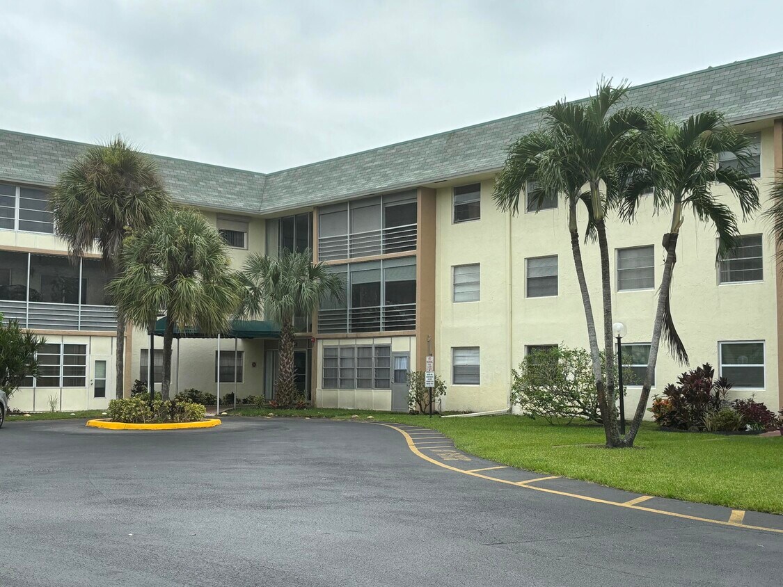 Primary Photo - 4980 E Sabal Palm Blvd