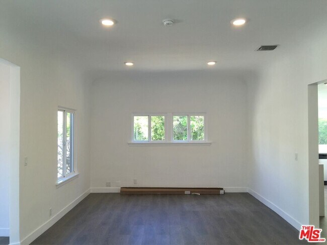 Building Photo - 8538 West Knoll Dr