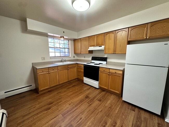 Building Photo - 3BR/2BA with parking, W/D, finished baseme...
