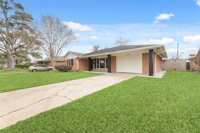 Foto del edificio - 6435 Woodbrook Ln