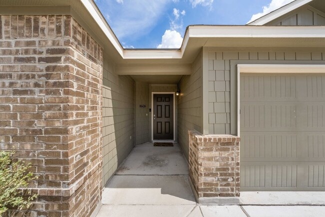 Building Photo - Stylish 3-Bed Home with Island Kitchen, Private Patio & Fenced Yard in Seguin
