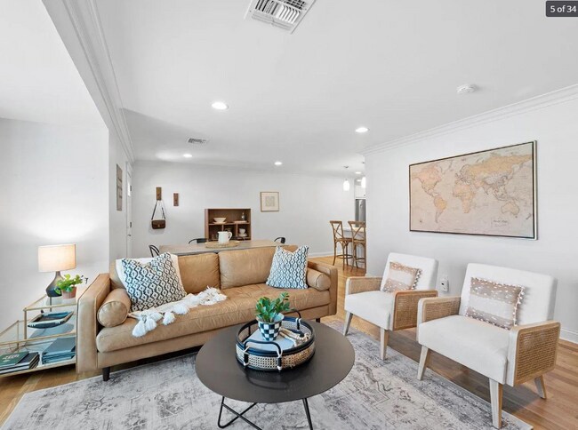 Foto del edificio - 821 E Rose Ln