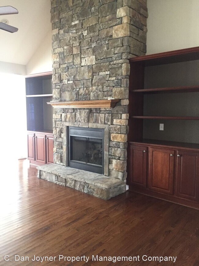 Building Photo - 3 br, 3 bath House - 215 Medford Dr.
