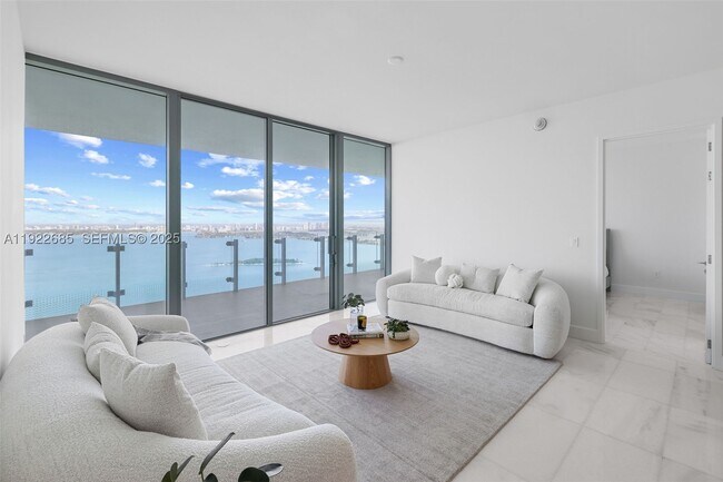 Foto del edificio - 700 NE 26th St