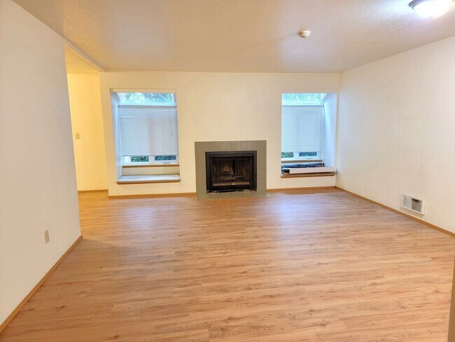 Foto del edificio - Sammamish Waterway 1 Bedroom + Den 1 BA Condo $2200
