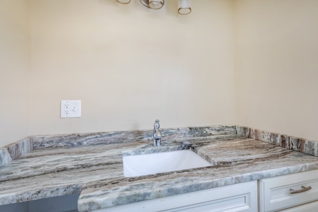 Building Photo - 140 Ashworth Ave