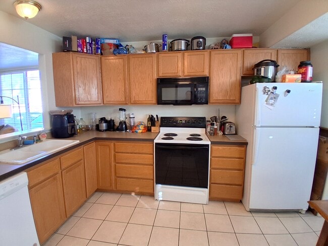 Building Photo - 879 E 350 N