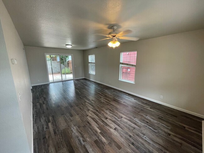 Foto del edificio - Updated 3 Bed 2 Bath Townhome Located at H...