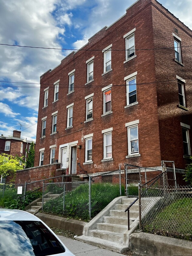 Primary Photo - 143 Putnam St