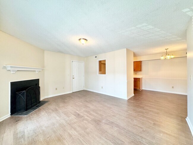 Foto del edificio - 7123-D W Friendly Ave