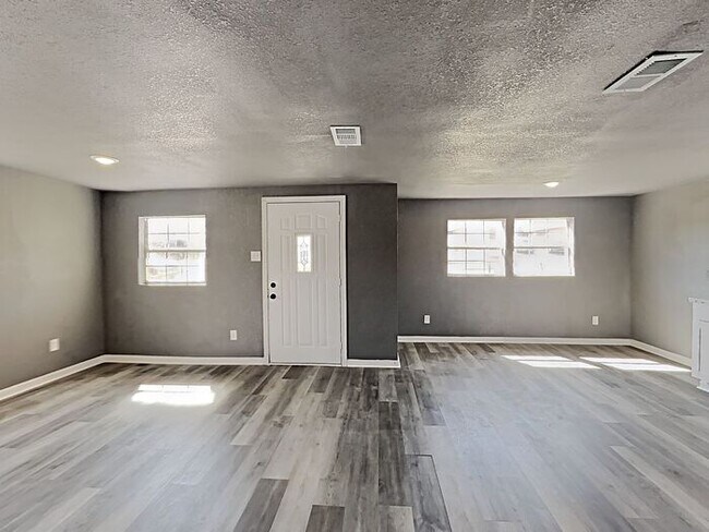 Building Photo - 3 Bedroom 1 Bath In NW FT. Worth