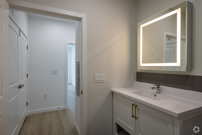 2BR, 2BA - 1,207SF - 110 Washington