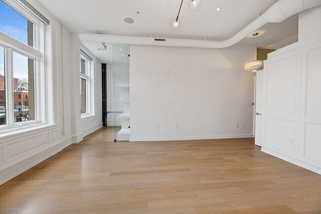 Foto del edificio - Sophisticated 2BR Condo in Logan Circle - ...