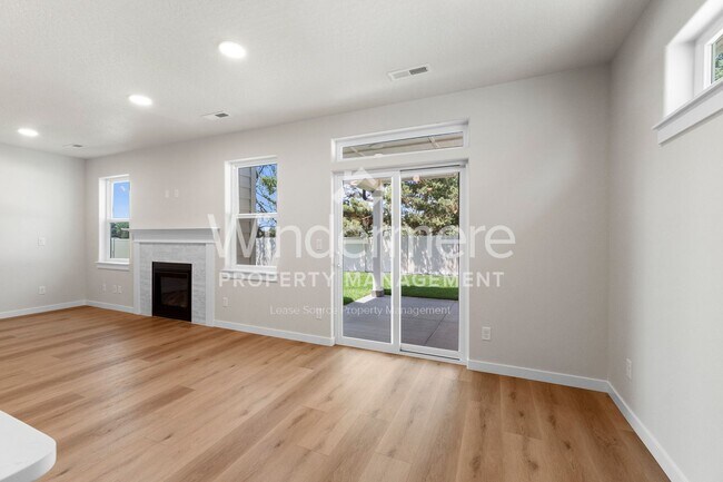 Foto del edificio - 2220 W Jay Ave