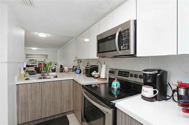 Foto del edificio - 9917 W Okeechobee Rd