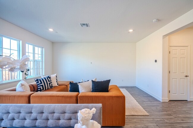 Building Photo - 512 Vanek Dr