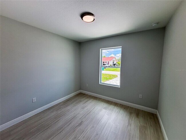 Foto del edificio - 17107 Belmont Ave
