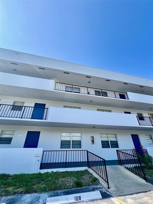 Building Photo - 1630 Embassy Dr