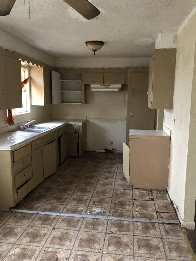 Building Photo - 4 bedroom