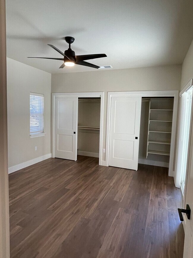 Foto del edificio - EV6635/6633-Caldwell, Jessica-Placement only