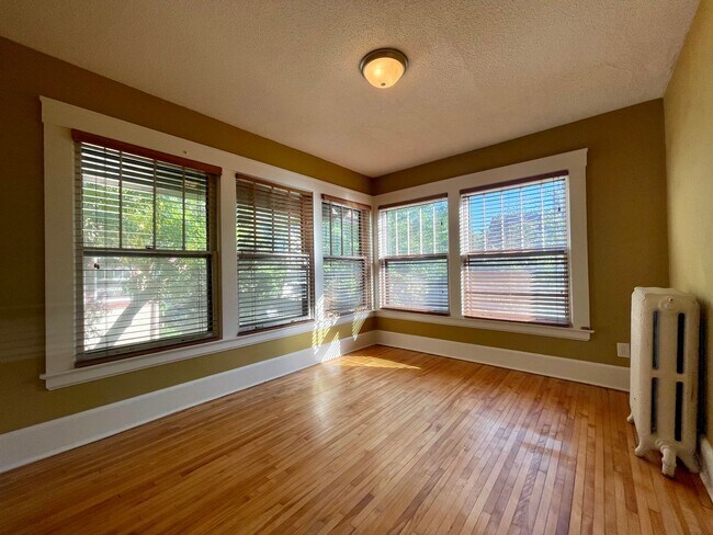 Foto del edificio - Beautiful 4 Bedroom 2 Bathroom Home in South Minneapolis!