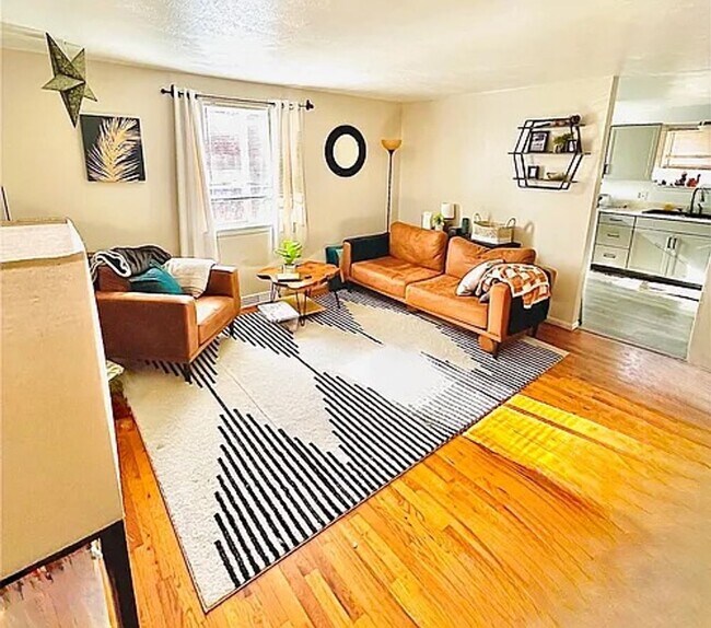 Foto del edificio - Cute 2 Bedroom Duplex in the Heart of Love...