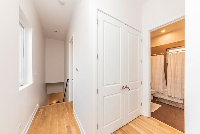 Building Photo - 1916 N Kedzie Ave