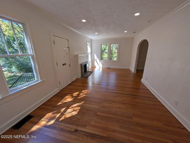 Building Photo - 1429 Azalea Dr