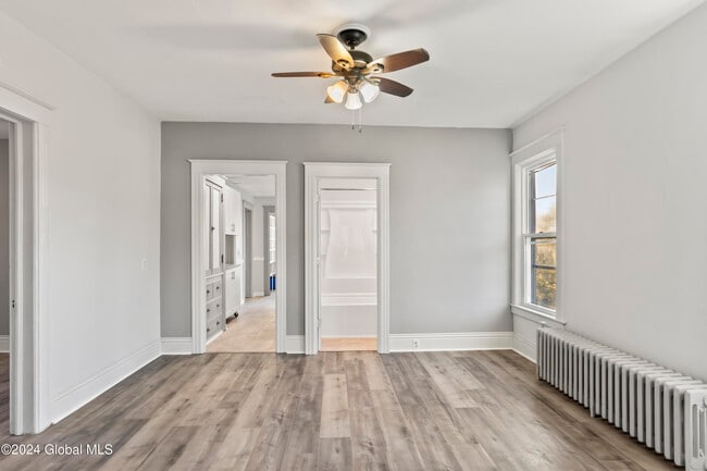 Foto del edificio - 776 Pawling Ave