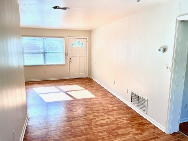 Foto del edificio - 2323 NE 12th St