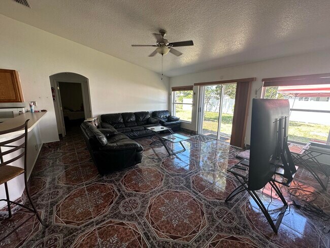 Building Photo - 1361 SW Gastador Ave