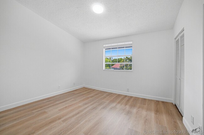 Foto del edificio - 8207 Fairway Rd