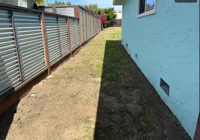 Building Photo - 3293 Roland Dr