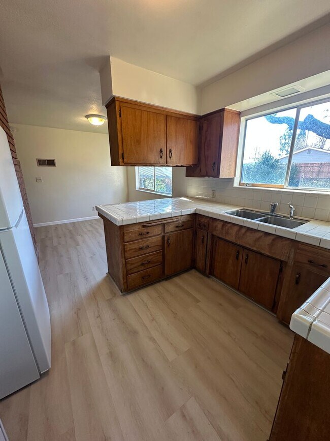 Foto del edificio - SPACIOUS MULTI-STORY 4 BEDROOM 2.5 BATHROOM HOME IN ANDERSON