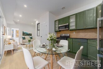 Building Photo - GIANT 3+ BED 3 BATH DUPLEX WITH BACKYARD I...