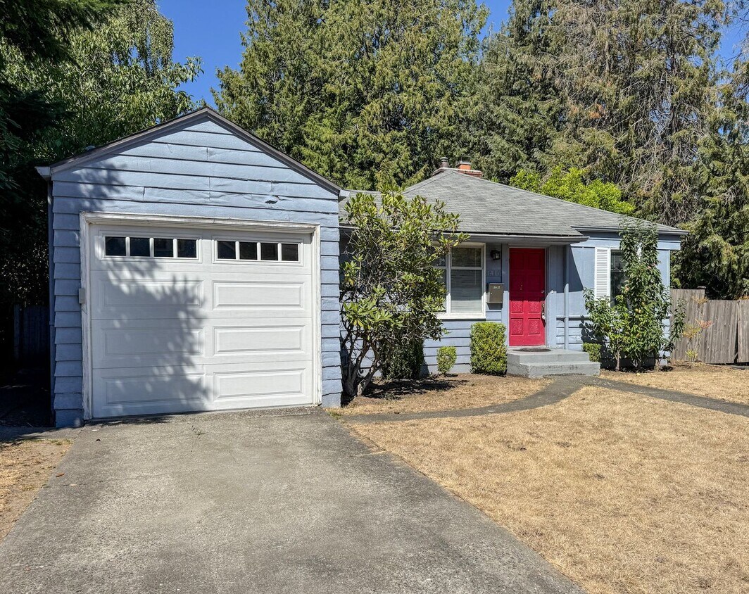 Foto principal - Wonderful Wedgwood Location! 2bd/2bth home...
