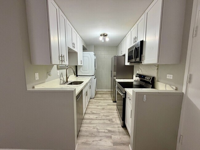 Foto del edificio - Newly Renovated 2-Bedroom in Kalihi | Lanai + Parking