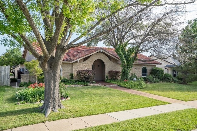 Building Photo - 2121 Sunrise Trail