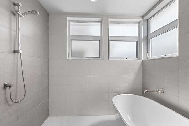 Building Photo - Stunning AIR CONDITIONED Alki Townhome w/ ...