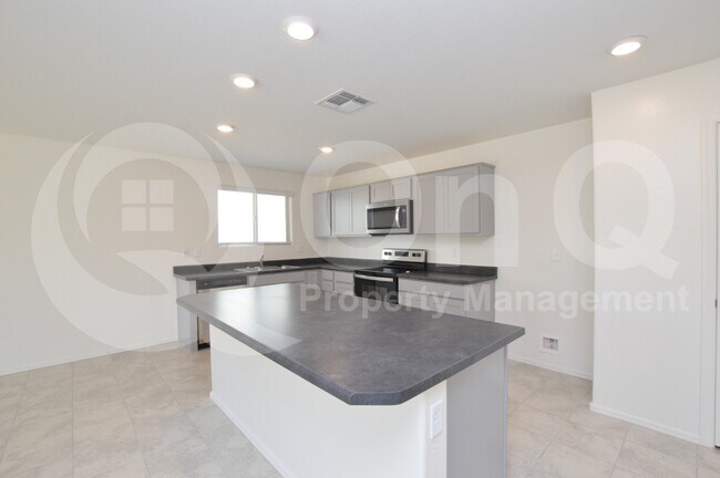 Foto del edificio - 1523 E Desert Breeze Dr