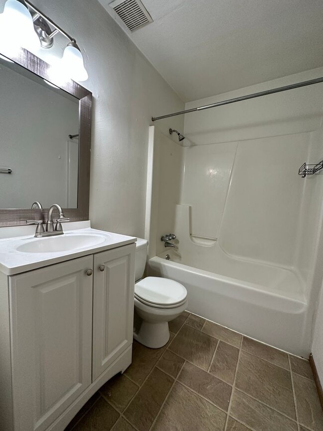 Building Photo - Large 1BR on Fifth Avenue - Prime Oakland Location! Call Today!