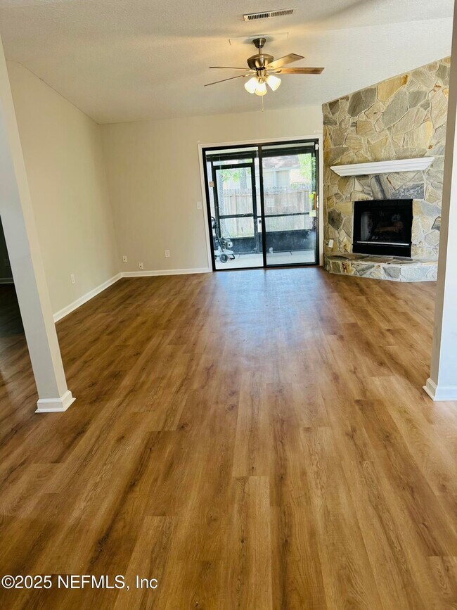 Foto del edificio - 8153 Settlers Landing Trail N