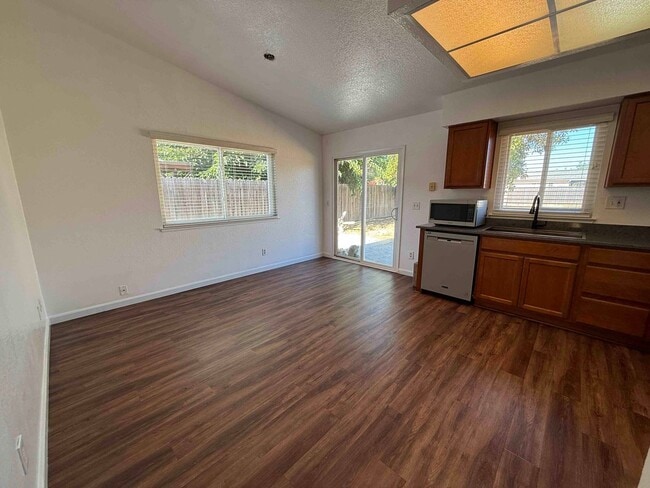 Building Photo - Elk Grove 3 Bed 2 Bath