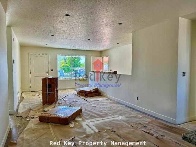 Building Photo - 600 N Duplex NEW