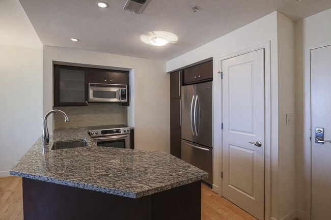 Building Photo - 675 S President St