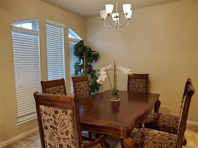 Foto del edificio - 15610 Whisper Woods Dr