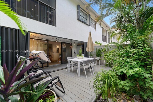 Foto del edificio - 3501 Magellan Cir