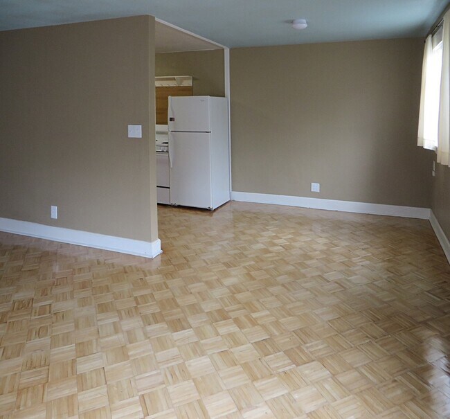 Building Photo - Large Studio Full Kitchen, Utilities, Free...