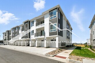 Building Photo - 6153 N Ceylon St
